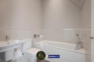 4BR Contractor House by Townhouse Stays, Short Lets & Serviced Accommodation in Colchester Free Parking, Garden & WiFi - 3