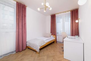 Spacious Apartment for 4 People by Renters Prestige - Kattowitz - 7