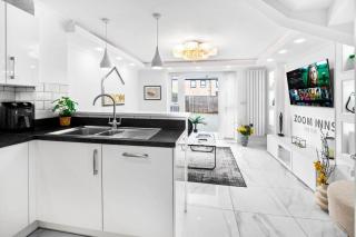 Spacious, Chic Townhouse with Parking & Garden - Birmingham - 2