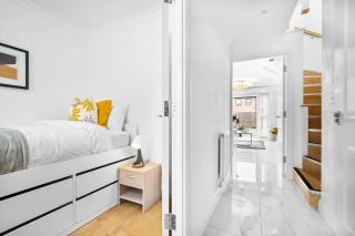 Spacious, Chic Townhouse with Parking & Garden - Birmingham - 1