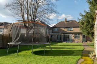 Charming Family-Friendly Home Pass the Keys - Watford - 9