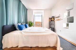 Riverfront Elegance 41br Spacious Retreat - 9