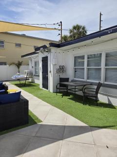 Winter Getaway! Walkable to Beach Access, Restaurants & Nightlife! Beach Equipment Included & Pet Friendly! - 3