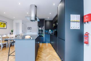 4 Bed House-2 Parking spaces-Vibrant location - 1
