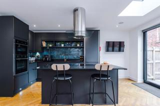 4 Bed House-2 Parking spaces-Vibrant location - Manchester - 2