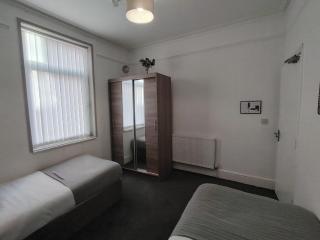 4-Bedroom House with 4 Bathrooms in Liverpool with Parking - Liverpool - 9
