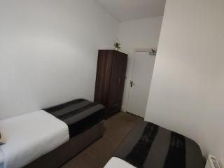 4-Bedroom House with 4 Bathrooms in Liverpool with Parking - Liverpool - 8