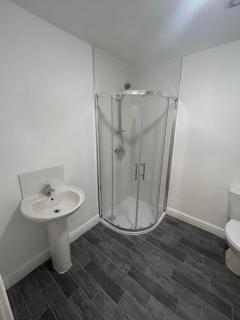 4-Bedroom House with 4 Bathrooms in Liverpool with Parking - Liverpool - 7