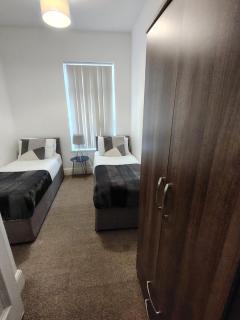 4-Bedroom House with 4 Bathrooms in Liverpool with Parking - Liverpool - 6