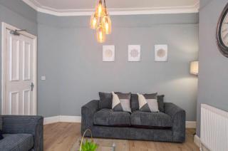 4-Bedroom House with 4 Bathrooms in Liverpool with Parking - Liverpool - 1