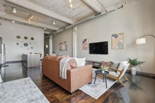 Luxury Penthouse with City Views - 9