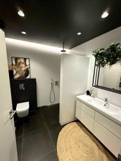Luxury row house in quiet area with infrared sauna and hot tub - Mosfellsbær - 9
