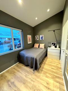 Luxury row house in quiet area with infrared sauna and hot tub - Mosfellsbær - 4