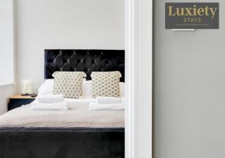 Chic & Stylish 1BR Nr Cliffs Pavillion & Westcliff Beach! by Luxiety Stays Serviced Accommodation - Southend-on-Sea - 2