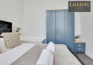 Stylish & Gorgeous 1BR Excellent Location Nr Cliffs Pavillion by Luxiety Stays Serviced Accommodation - 1