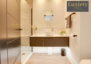 Stylish & Gorgeous 1BR Excellent Location Nr Cliffs Pavillion by Luxiety Stays Serviced Accommodation - 5