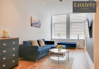 Chic & Stylish 1BR Nr Cliffs Pavillion & Westcliff Beach! by Luxiety Stays Serviced Accommodation - Southend-on-Sea - 0