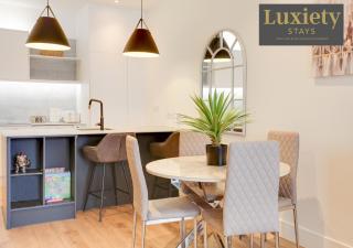 Chic & Stylish 1BR Nr Cliffs Pavillion & Westcliff Beach! by Luxiety Stays Serviced Accommodation - Southend-on-Sea - 3