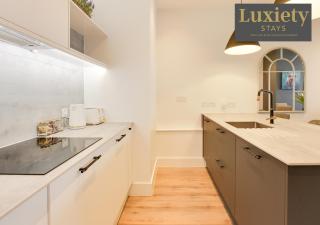 Chic & Stylish 1BR Nr Cliffs Pavillion & Westcliff Beach! by Luxiety Stays Serviced Accommodation - Southend-on-Sea - 4
