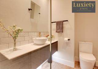 Elegant & Chic 1BR City Centre Nr Westcliff Beach by Luxiety Stays Serviced Accommodation - Southend-on-Sea - 3