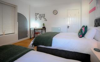 2 Bedroom Apartment By Littlepiggyrentals Short Lets & Serviced Accommodation Stansted Mountfitchet Near Stansted Airport - Stansted Mountfitchet - 2