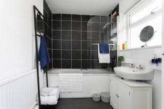 Two Bedroom House By Littlepiggyrentals Short Lets & Serviced Accommodation Chesterfield Central With Free Parking - Chesterfield - 3