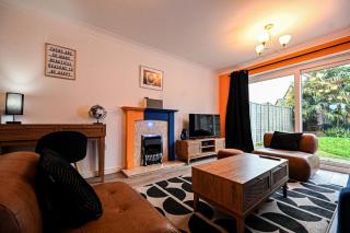 4 Bedroom House By Littlepiggyrentals Short Lets & Serviced Accommodation Gloucester With Free Wi-Fi - Churchdown - 9
