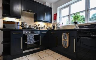 4 Bedroom House By Littlepiggyrentals Short Lets & Serviced Accommodation Gloucester With Free Wi-Fi - Churchdown - 8