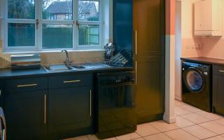 4 Bedroom House By Littlepiggyrentals Short Lets & Serviced Accommodation Gloucester With Free Wi-Fi - Churchdown - 2
