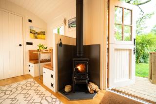 Cosy Cute Cabin with Large Veranda & Outdoor Bath - Glasgow - 4