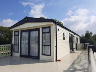 Luxury 6 berth caravan full decking - 8