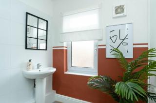 2 BR Apartment By Littlepiggyrentals Short Lets & Serviced Accommodation Leicester With Wi-Fi, Free Parking & Outdoor Area - Leicester - 4