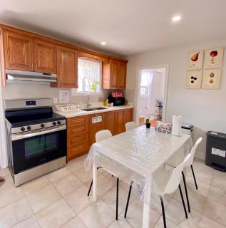 Sunny House - Main Floor, Free parking, in Toronto - Toronto - 1