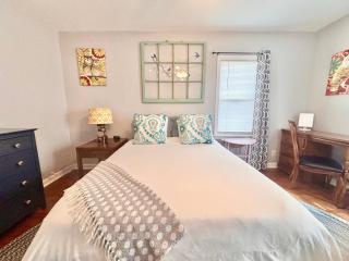 Blue Birdhouse - Indiana Dunes - Pet Friendly - Chesterton - 6