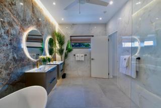 Solaris Beach House - Beachfront Property, St James - Saint James - 3