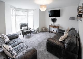 5-Bed Home Near Swansea Stadium - Swansea - 0