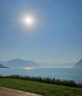 Live right by the Sognefjord - Sogndal - 2