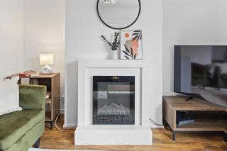 Large 4BR Leicester House, Modern, Sleeps 10, M1&M69, Garden, Fast WiFi, Free Secure Parking, Long Stay & Contractors Welcome - 1