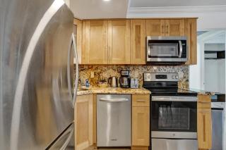 Beach Condo with Resort Perks, Pools, Fitness Center, and a Relaxing Bathtub 916 - Miami Beach - 3