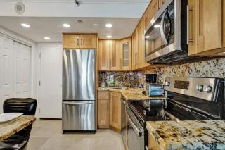 Beach Condo with Resort Perks, Pools, Fitness Center, and a Relaxing Bathtub 916 - Miami Beach - 2