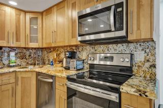 Beach Condo with Resort Perks, Pools, Fitness Center, and a Relaxing Bathtub 916 - Miami Beach - 4