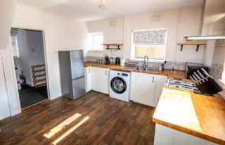 3 Bed Home - Sleeps 8 - Stoke City fc - Parking - Stoke on Trent - 8