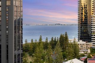 The Vista Coastline View 2BR Unit in Signature Broadbeach with Parking and Pool - Gold Coast - 0