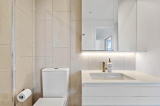 The Vista Coastline View 2BR Unit in Signature Broadbeach with Parking and Pool - Gold Coast - 3