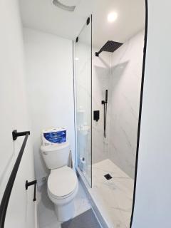 Modern Private Room Private Bathroom with King Bed with TV and Balcony Midtown Downtown Toronto - Toronto - 5