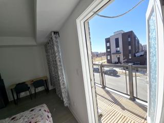 Modern Private Room Private Bathroom with King Bed with TV and Balcony Midtown Downtown Toronto - Toronto - 4