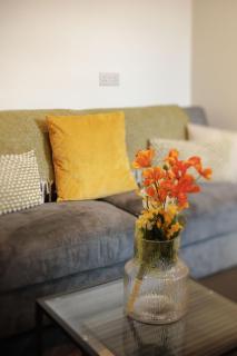 4 Bedroom, Sleeps 8, 3 Bathroom, WiFi, Smart TVs in Each Room 3 min walk to KINGSHOLM Stadium - 2