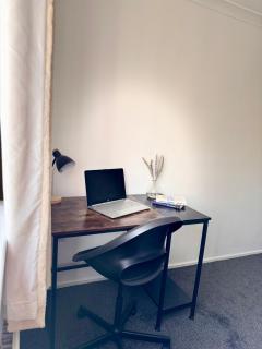 OG Premium Stay - Stylish 1-Bedroom Apartment with Sofa Bed, Netflix, Wi-Fi & Free Parking - Near Hospital & Central Location - 7