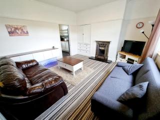Free Parking House in Middleton by City SuperHost - 9