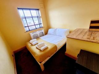 Free Parking House in Middleton by City SuperHost - Manchester - 1
